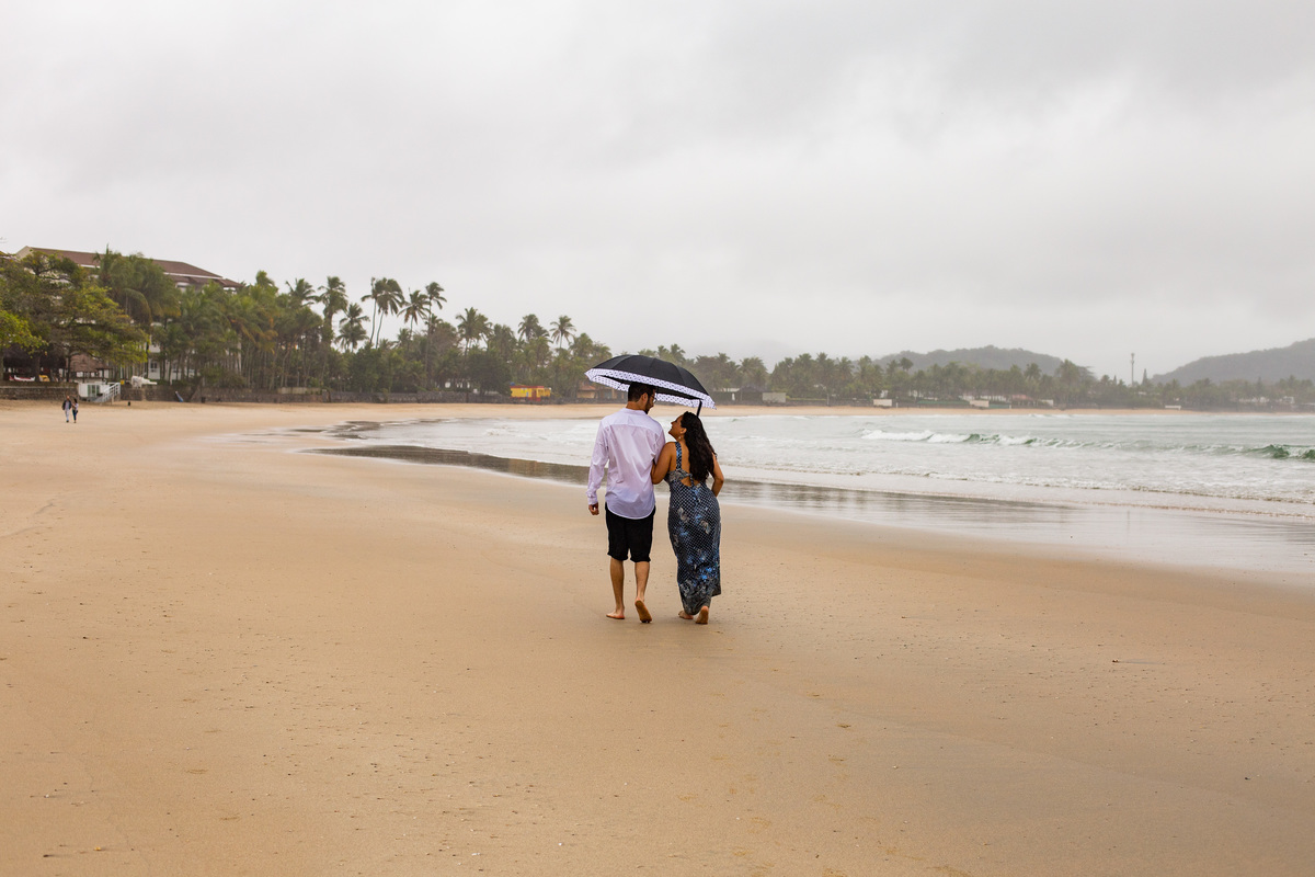 Ensaio de casal pre wedding da Mayara e Augusto realizado na praia de Pernambuco no Guaruja
