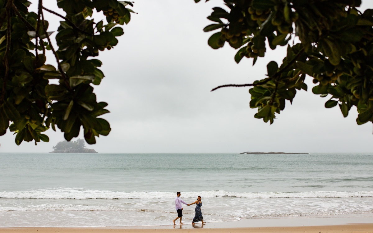 Ensaio de casal pre wedding da Mayara e Augusto realizado na praia de Pernambuco no Guaruja