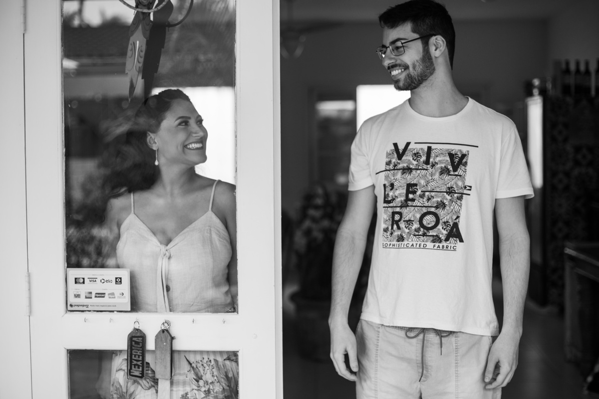 Ensaio de casal pre wedding da Mayara e Augusto realizado na praia de Pernambuco no Guaruja