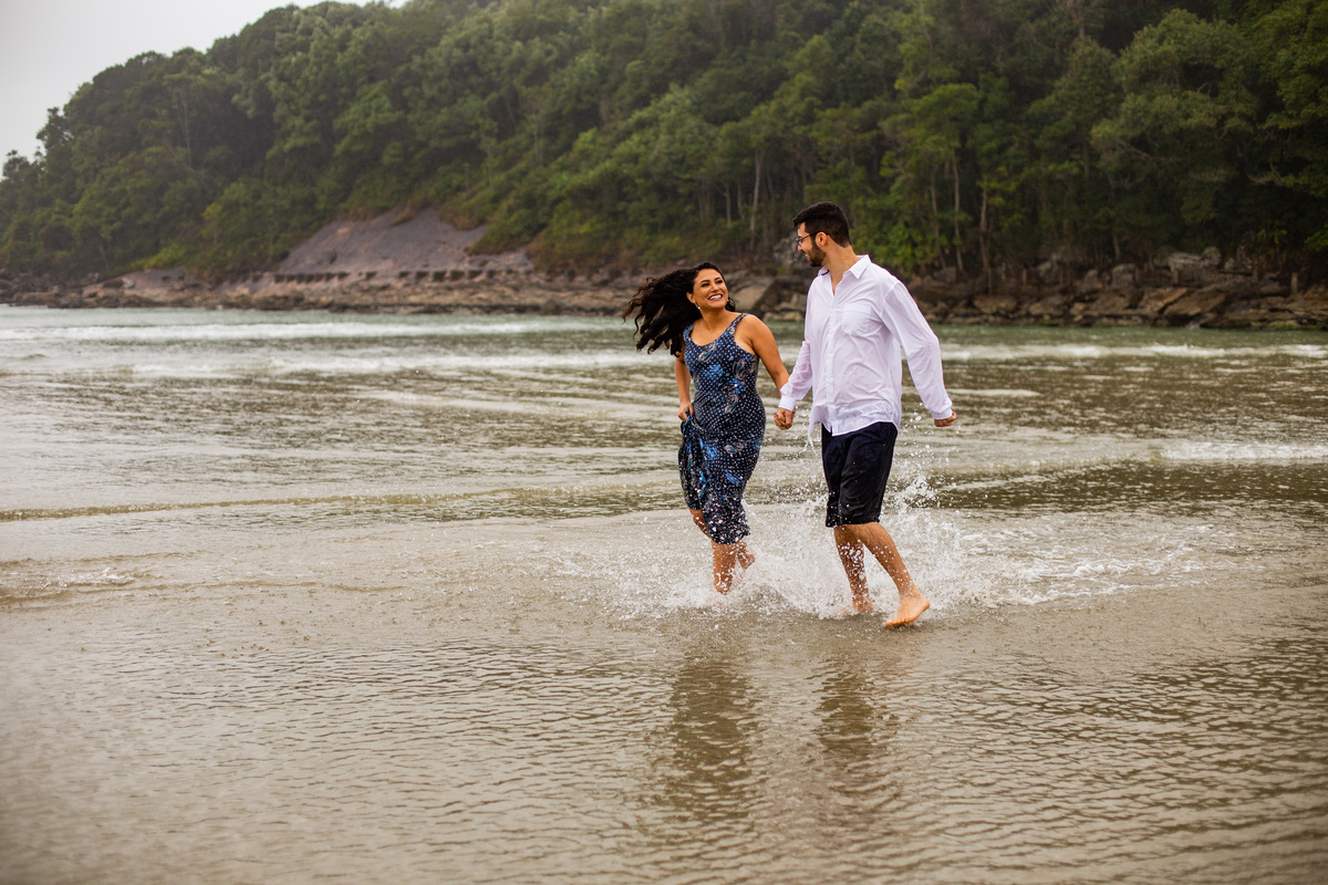 Ensaio de casal pre wedding da Mayara e Augusto realizado na praia de Pernambuco no Guaruja