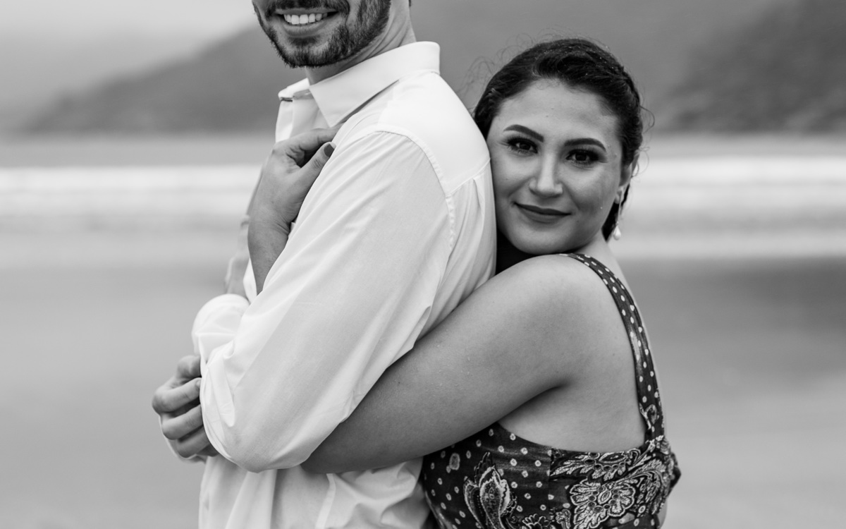 Ensaio de casal pre wedding da Mayara e Augusto realizado na praia de Pernambuco no Guaruja