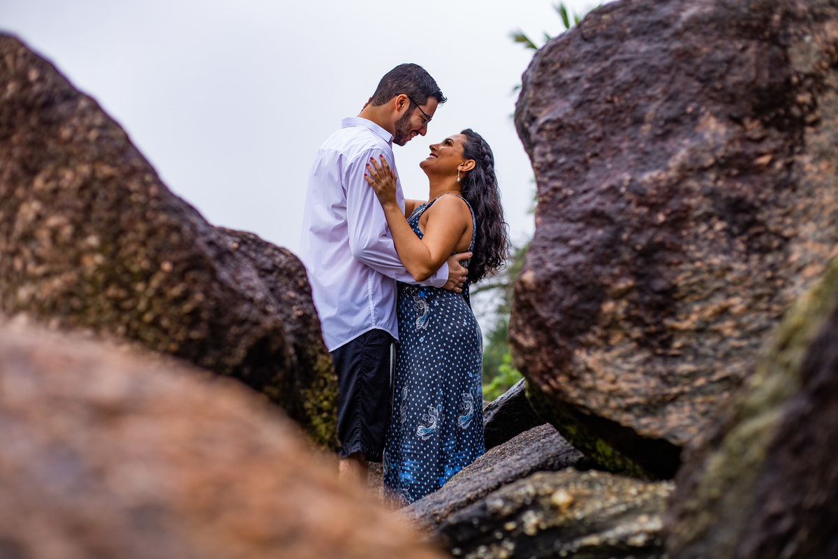 Ensaio de casal pre wedding da Mayara e Augusto realizado na praia de Pernambuco no Guaruja