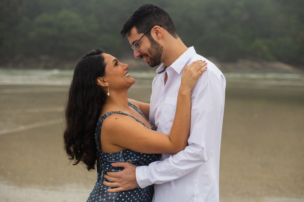 Ensaio de casal pre wedding da Mayara e Augusto realizado na praia de Pernambuco no Guaruja