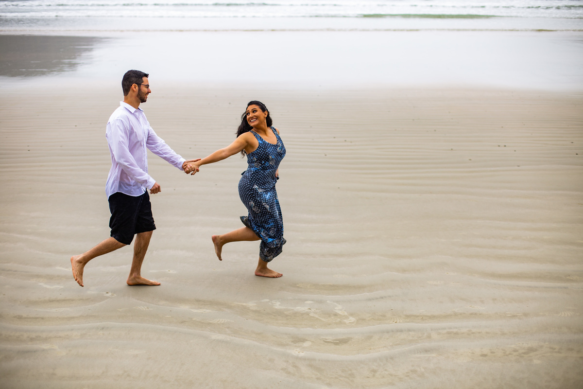 Ensaio de casal pre wedding da Mayara e Augusto realizado na praia de Pernambuco no Guaruja