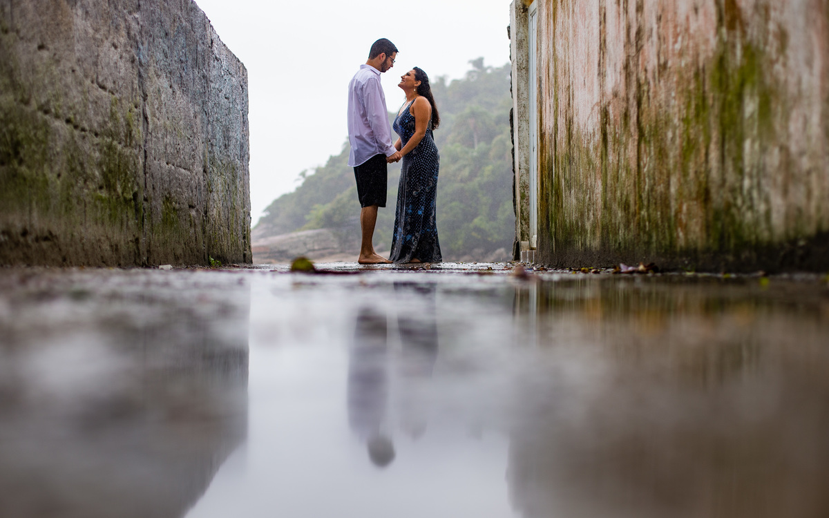 Ensaio de casal pre wedding da Mayara e Augusto realizado na praia de Pernambuco no Guaruja
