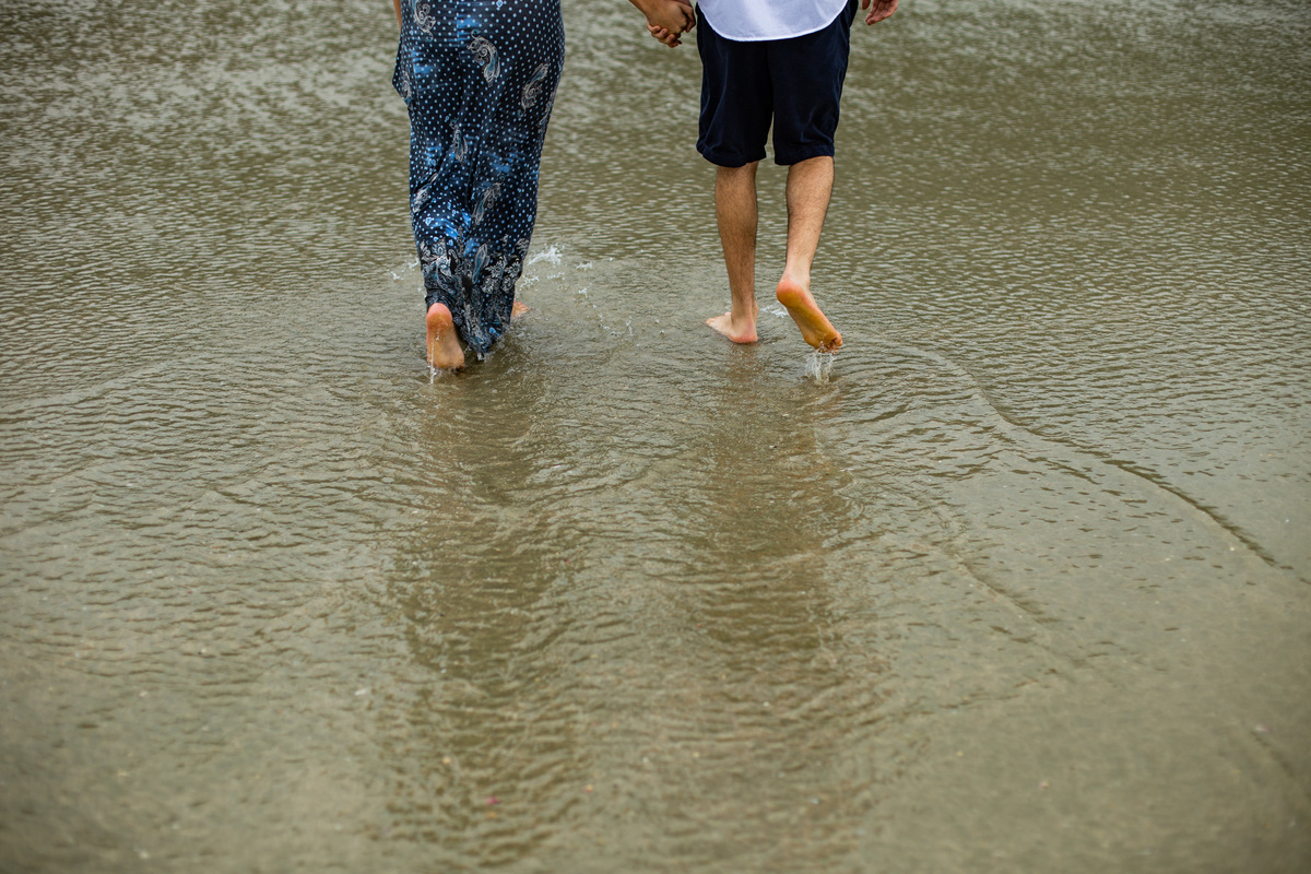 Ensaio de casal pre wedding da Mayara e Augusto realizado na praia de Pernambuco no Guaruja