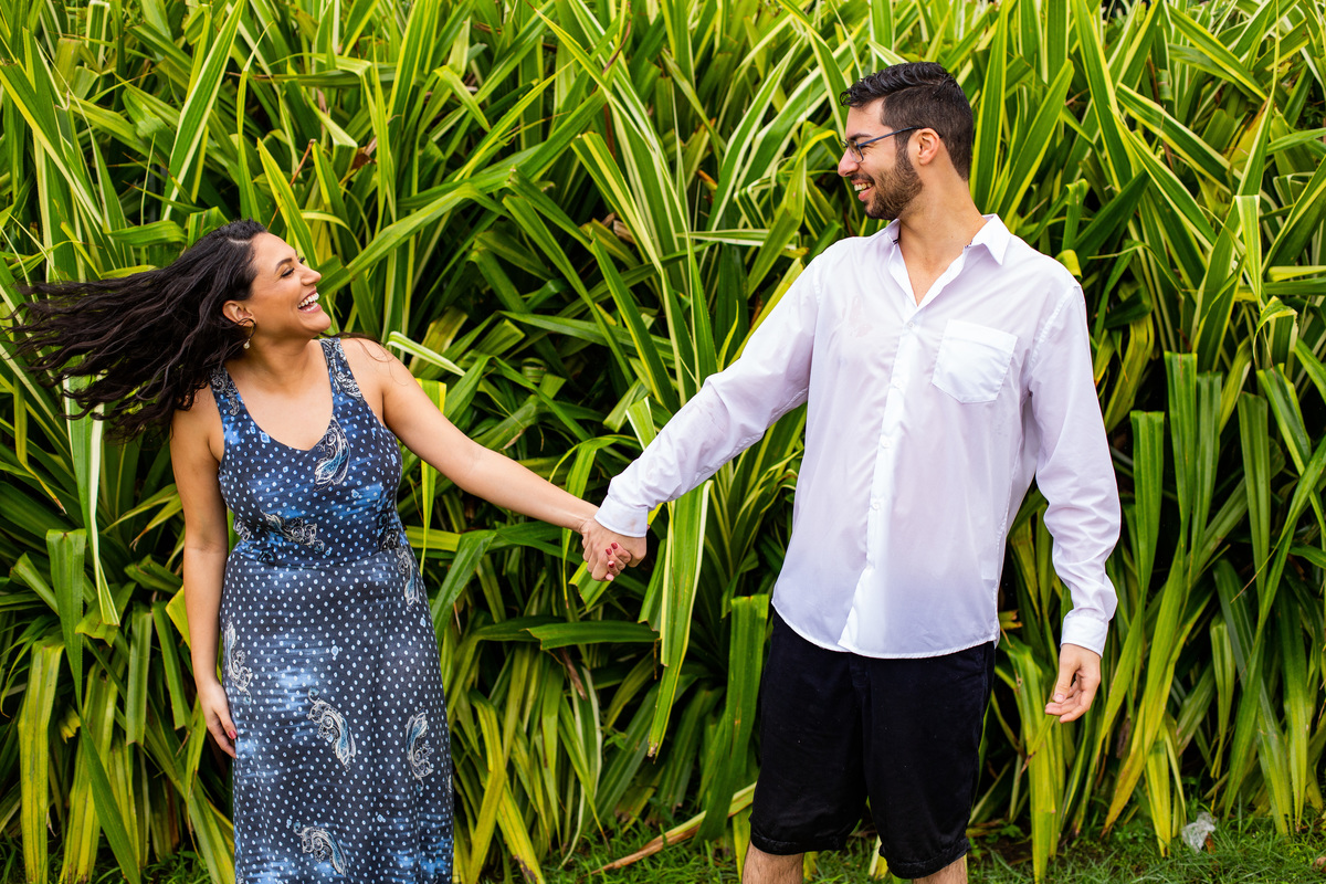Ensaio de casal pre wedding da Mayara e Augusto realizado na praia de Pernambuco no Guaruja