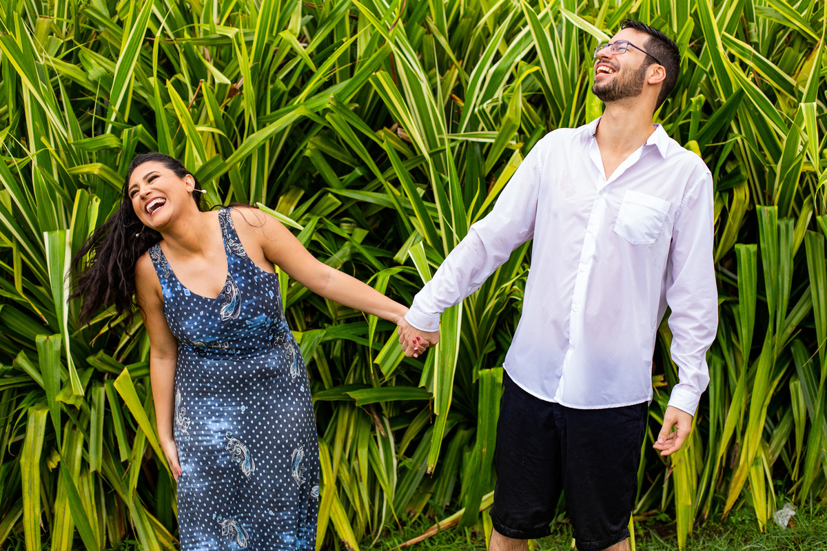 Ensaio de casal pre wedding da Mayara e Augusto realizado na praia de Pernambuco no Guaruja