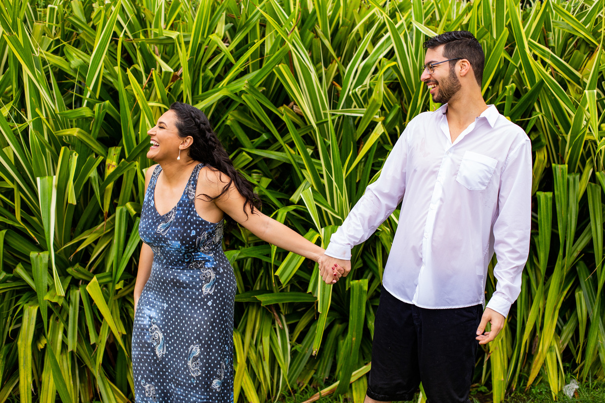 Ensaio de casal pre wedding da Mayara e Augusto realizado na praia de Pernambuco no Guaruja