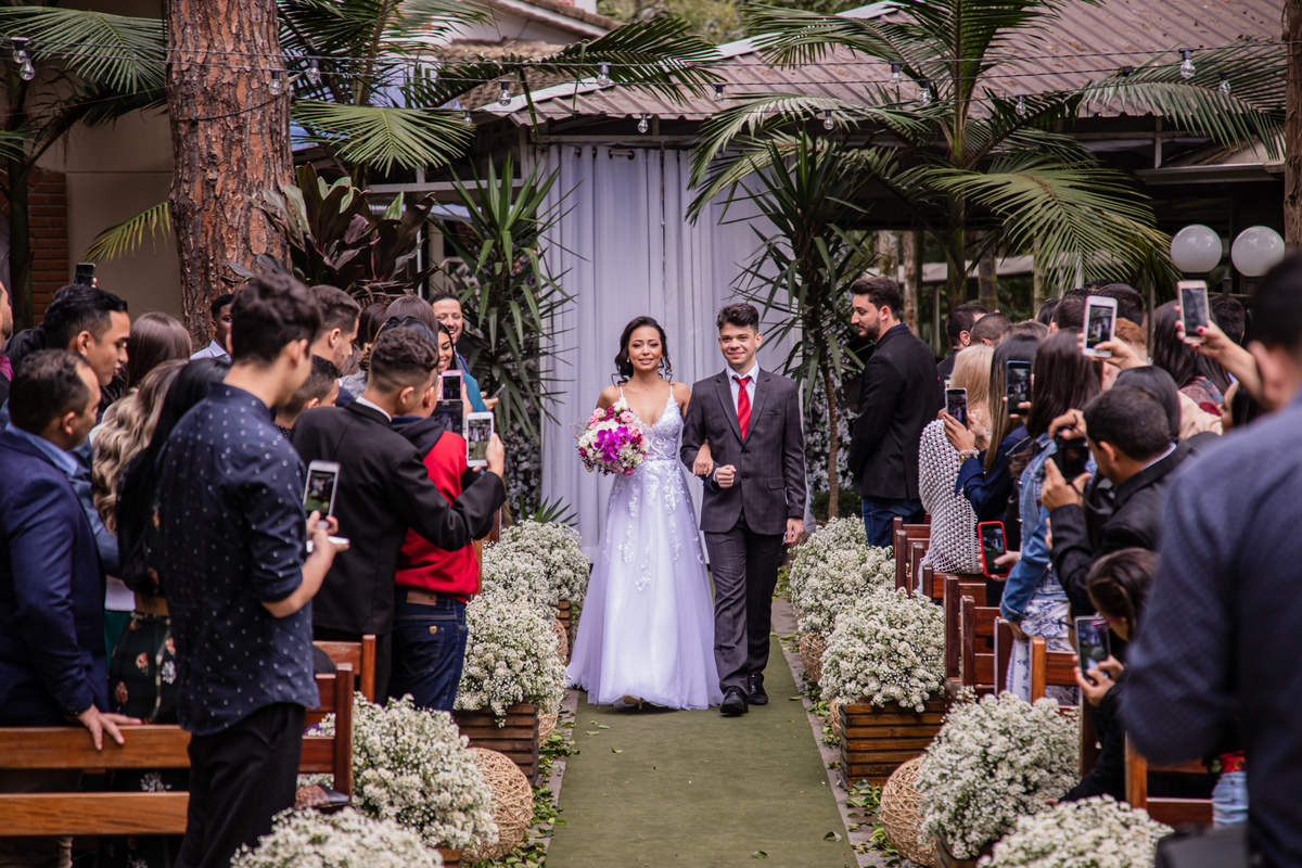 entrada da noiva no casamento Caroline e Jefferson no espaço Villa Borghese 