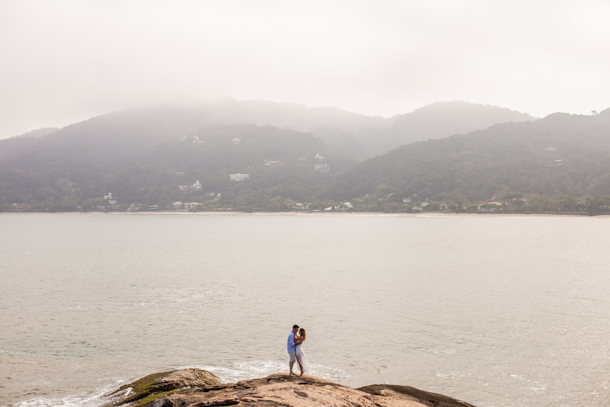 Ensaio pre wedding realizado na praia das conchas no Guaruja