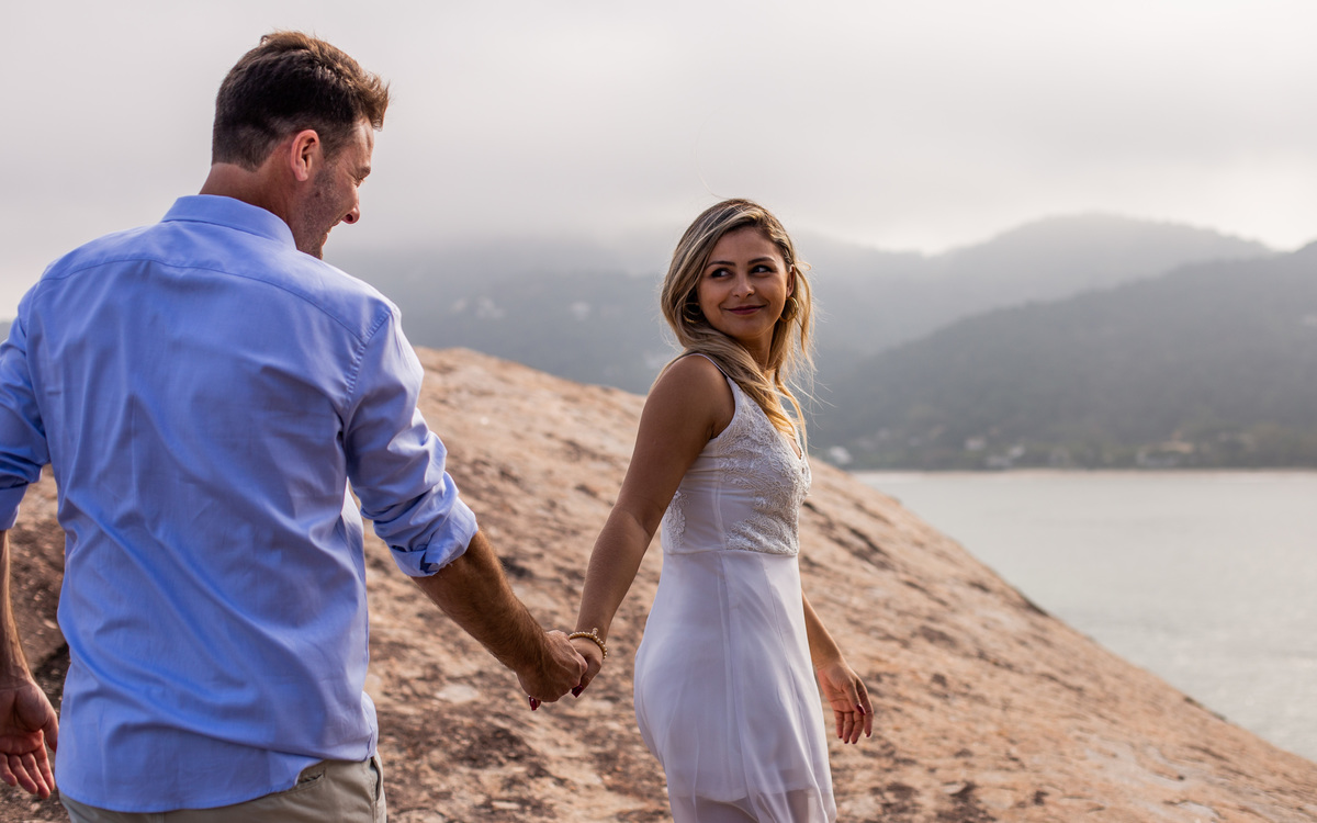 Ensaio pre wedding realizado na praia das conchas no Guaruja