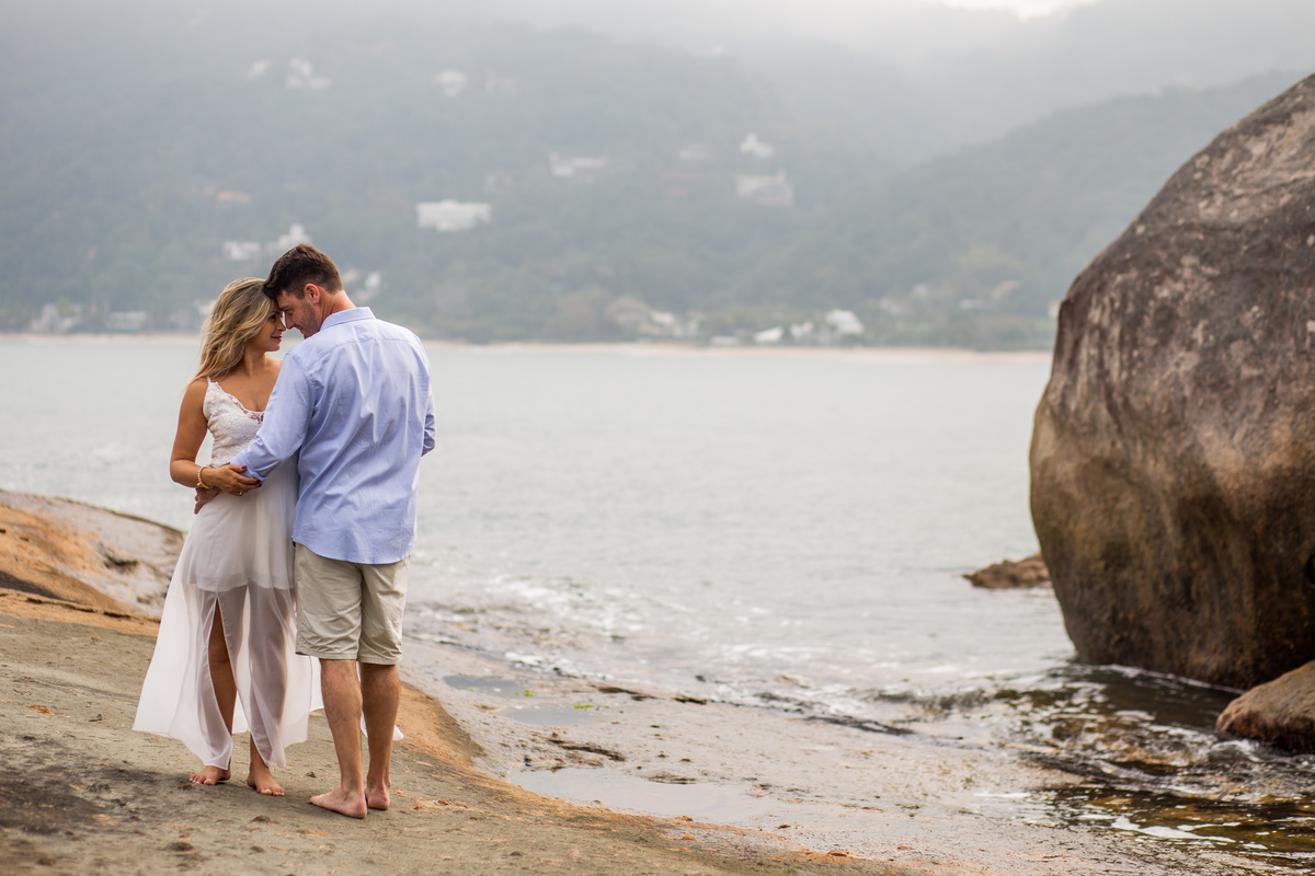 Ensaio pre wedding realizado na praia das conchas no Guaruja