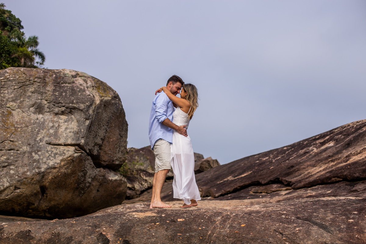 Ensaio pre wedding realizado na praia das conchas no Guaruja