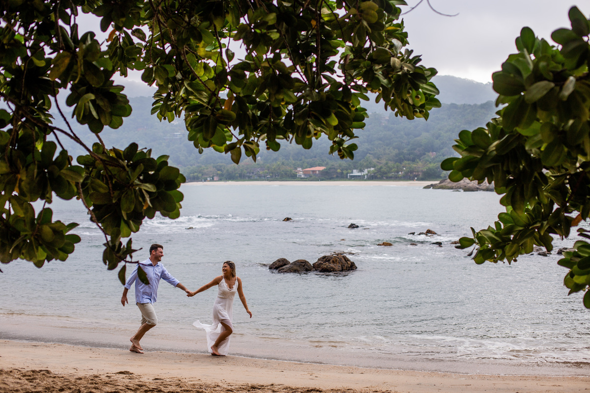 Ensaio pre wedding realizado na praia das conchas no Guaruja