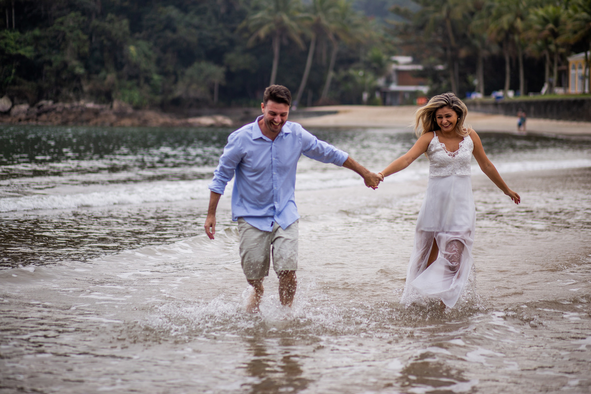 Ensaio pre wedding realizado na praia das conchas no Guaruja
