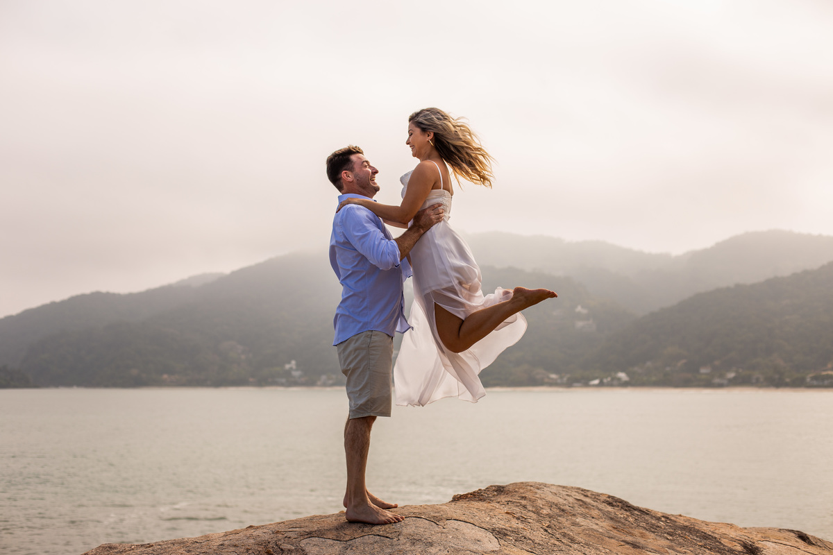 Ensaio pre wedding realizado na praia das conchas no Guaruja
