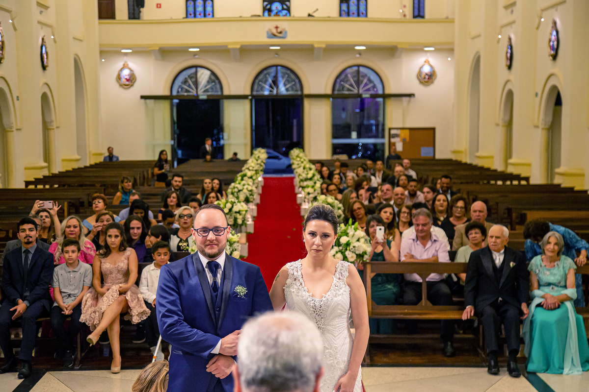 Fotografo de casamento registrando o casamento da Thamires e do Jose na Paroquia São francisco de assis com festa na mansão hasbaya