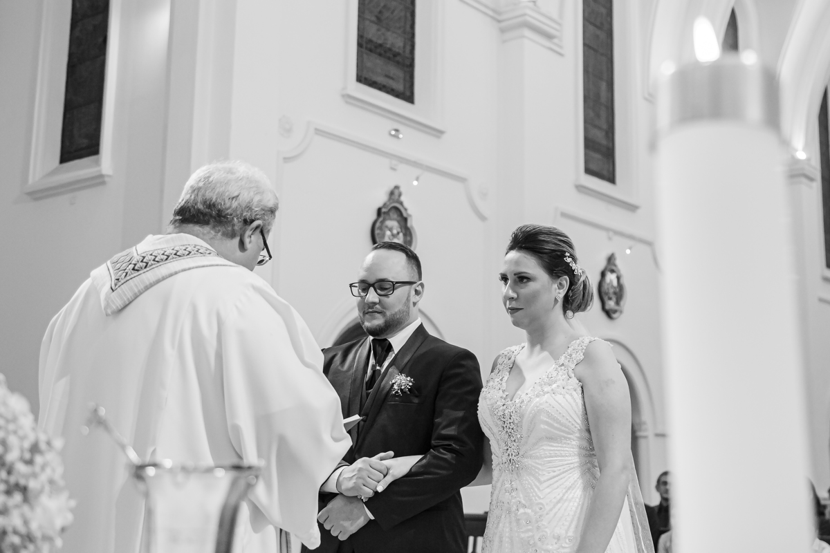 Fotografo de casamento registrando o casamento da Thamires e do Jose na Paroquia São francisco de assis com festa na mansão hasbaya