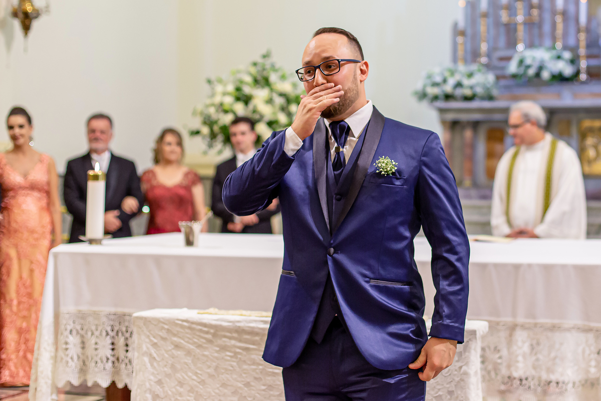 Fotografo de casamento registrando o casamento da Thamires e do Jose na Paroquia São francisco de assis com festa na mansão hasbaya