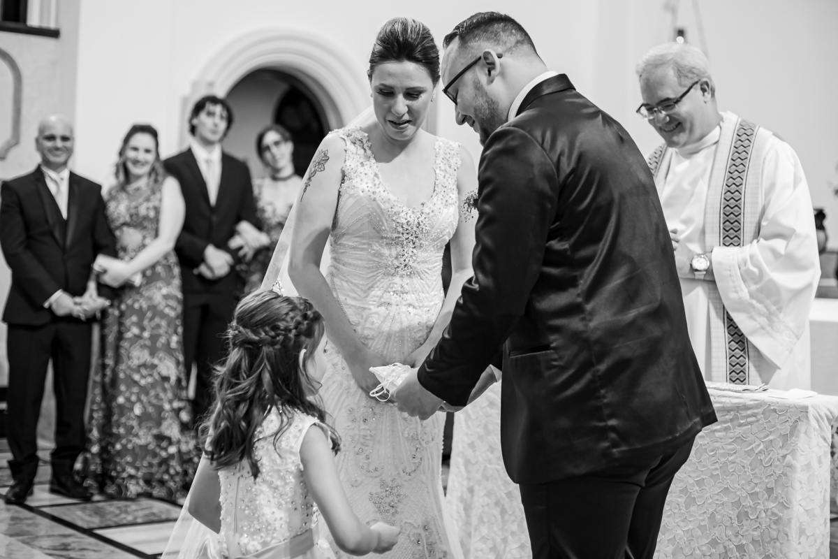 Fotografo de casamento registrando o casamento da Thamires e do Jose na Paroquia São francisco de assis com festa na mansão hasbaya
