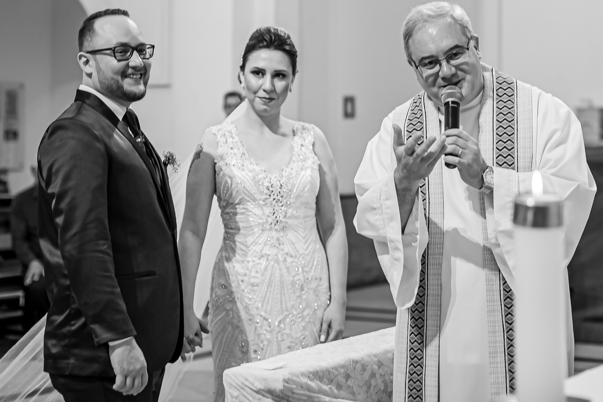 Fotografo de casamento registrando o casamento da Thamires e do Jose na Paroquia São francisco de assis com festa na mansão hasbaya
