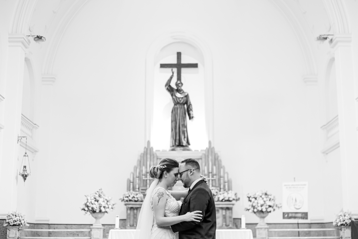 Fotografo de casamento registrando o casamento da Thamires e do Jose na Paroquia São francisco de assis com festa na mansão hasbaya