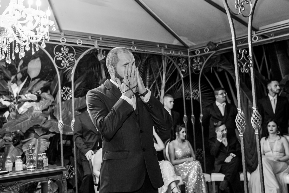 Noivo Ivan emocionando na cerimonia do seu casamento com Icaro no espaço ravena garden foto Amazing Fotografia 