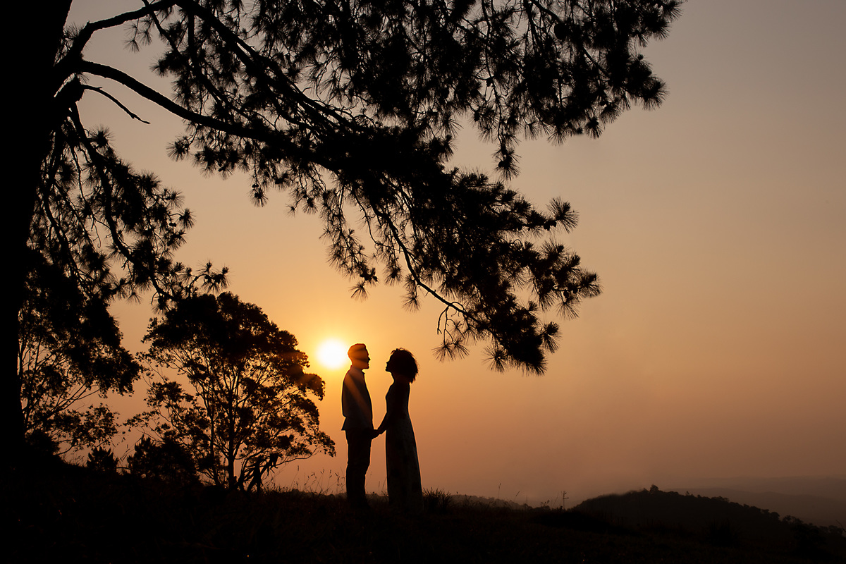 Ensaio pre wedding ao por do sol no pico do olho d´agua
