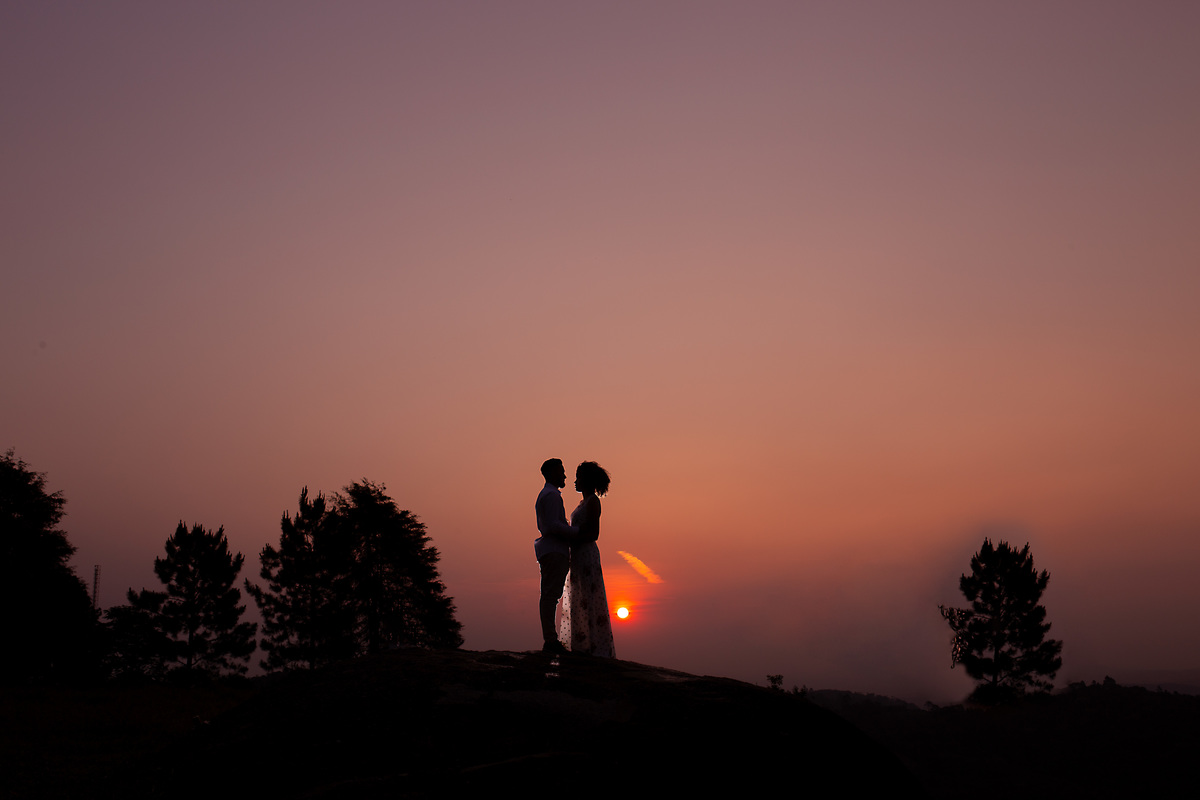 Ensaio pre wedding ao por do sol no pico do olho d´agua