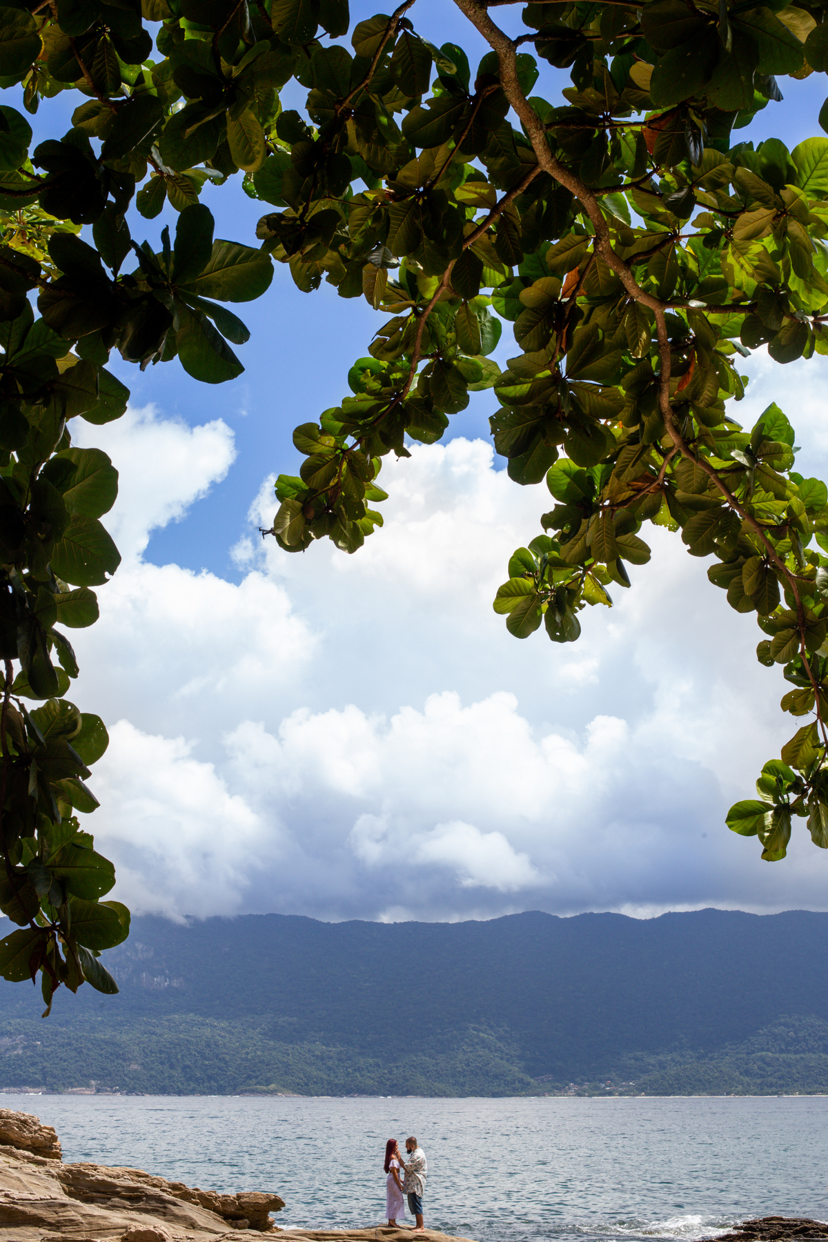 Ensaio de Casal da Amanda e do Will realizado na Ilha Bela 