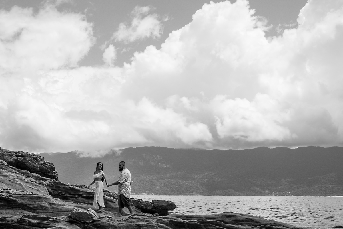 Ensaio de Casal da Amanda e do Will realizado na Ilha Bela 