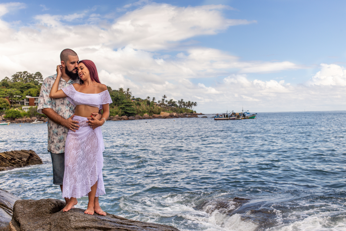 Ensaio de Casal da Amanda e do Will realizado na Ilha Bela 