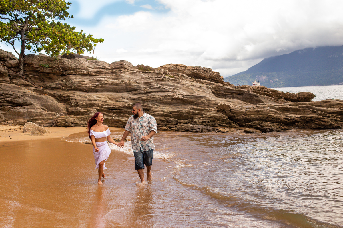 Ensaio de Casal da Amanda e do Will realizado na Ilha Bela 