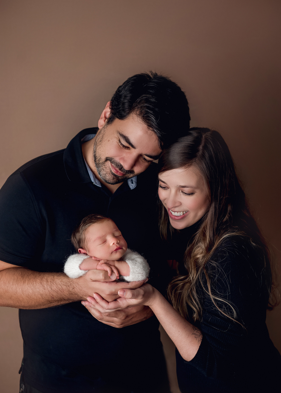 bebê e pais ensaio no estúdio 