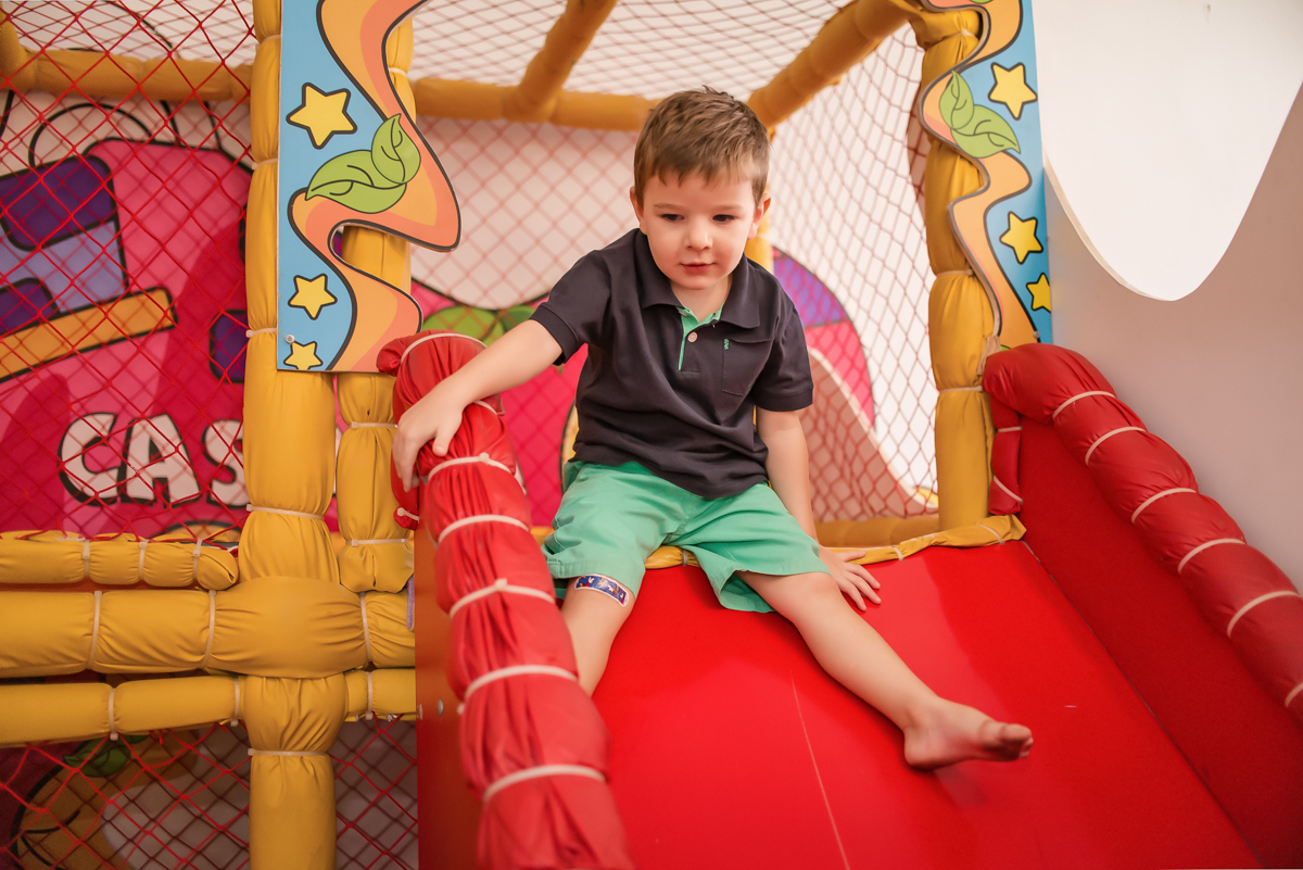 escorregador na festa infantil