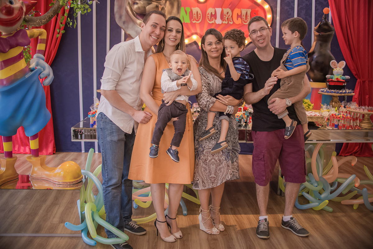 primos na festa infantil