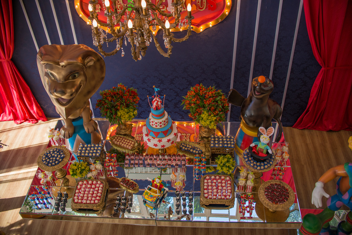 mesa caprichada em festa infantil