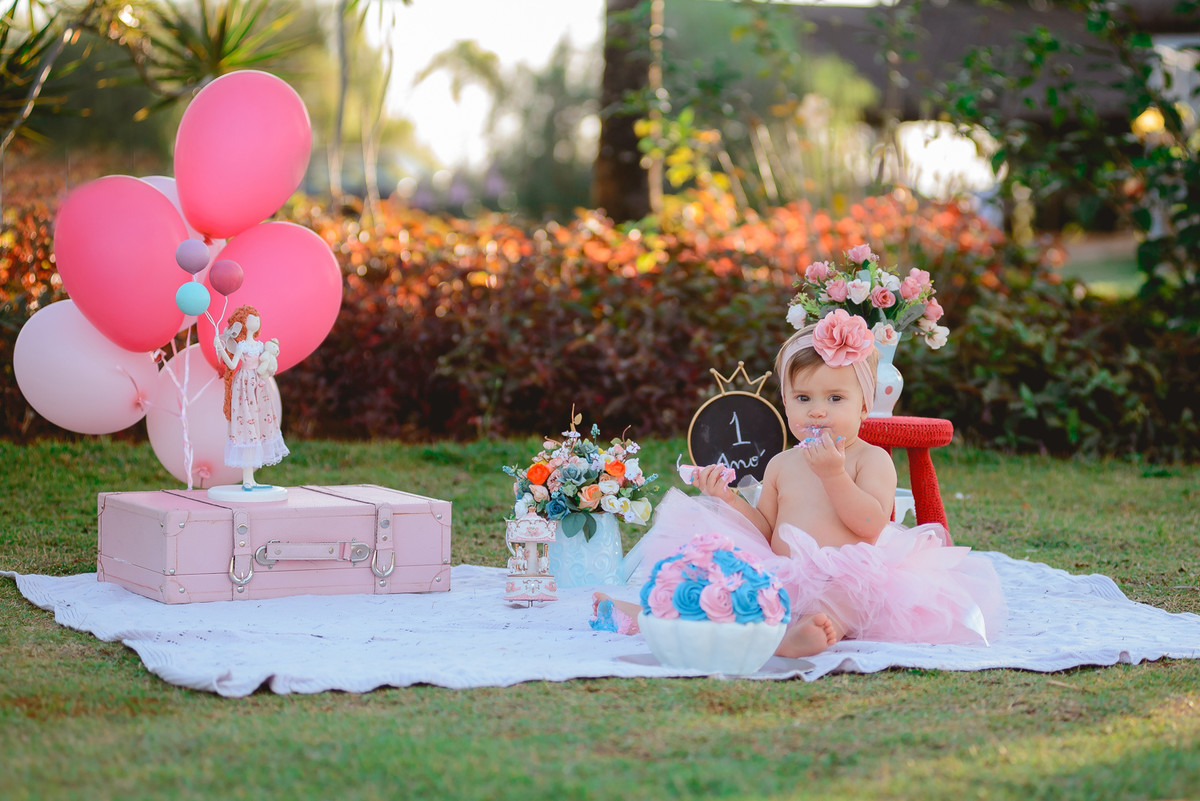 Julia experimentando o bolo