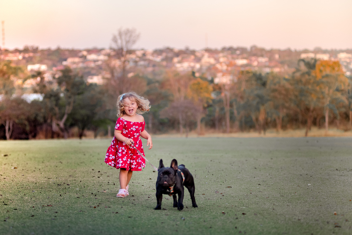 Ensaio infantil com bicho de estimação 