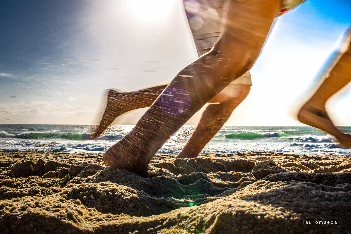 correndo na areia da praia