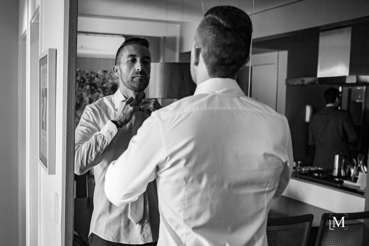 noivo abotoando a camisa