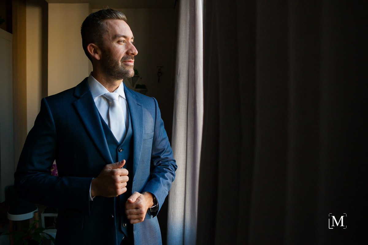 noivo olhando pela janela