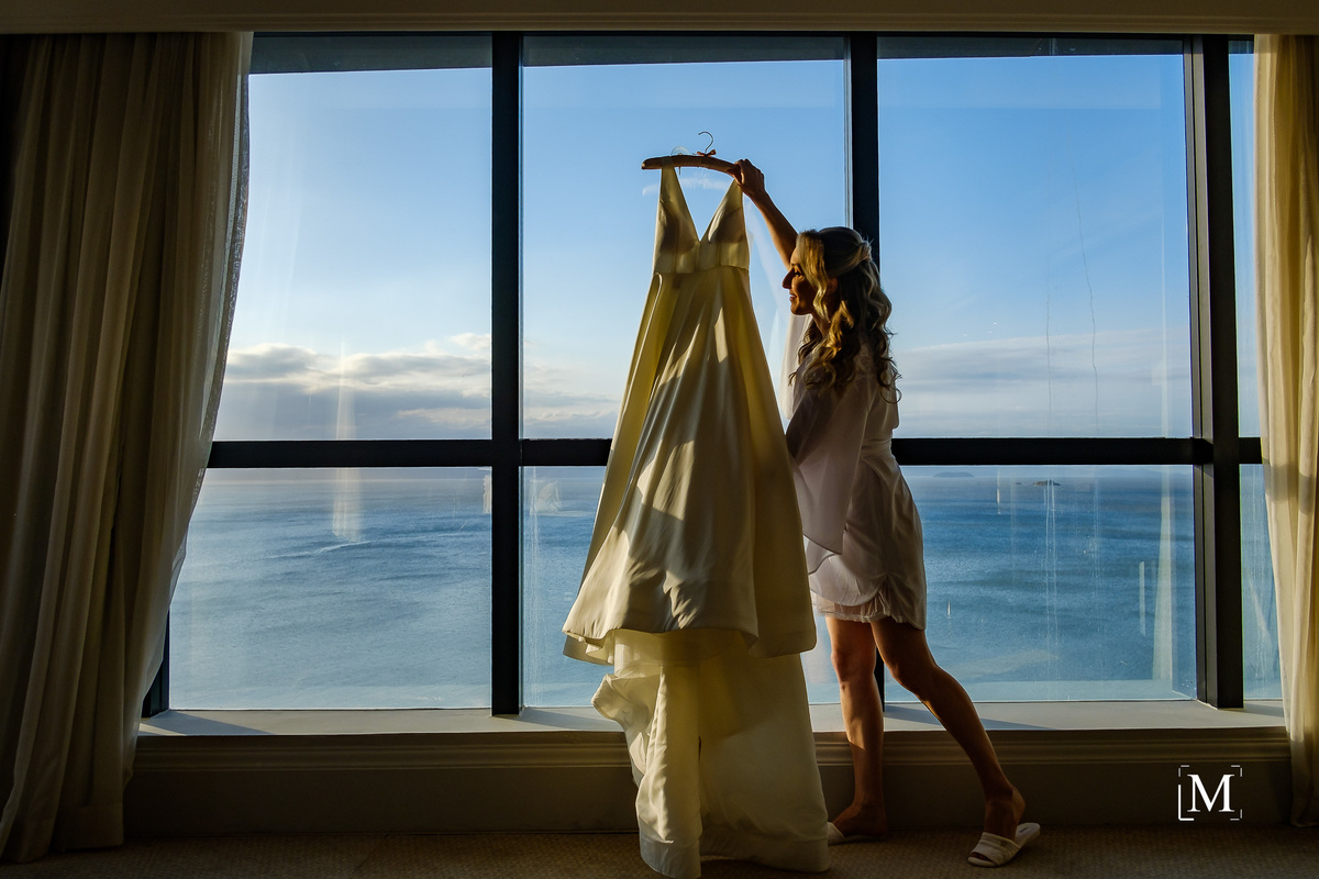 noiva segurando o seu vestido