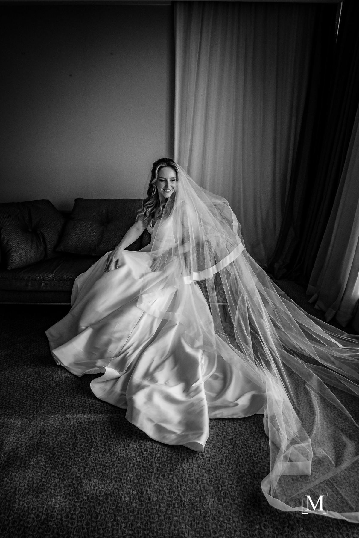 noiva sentada na poltrona