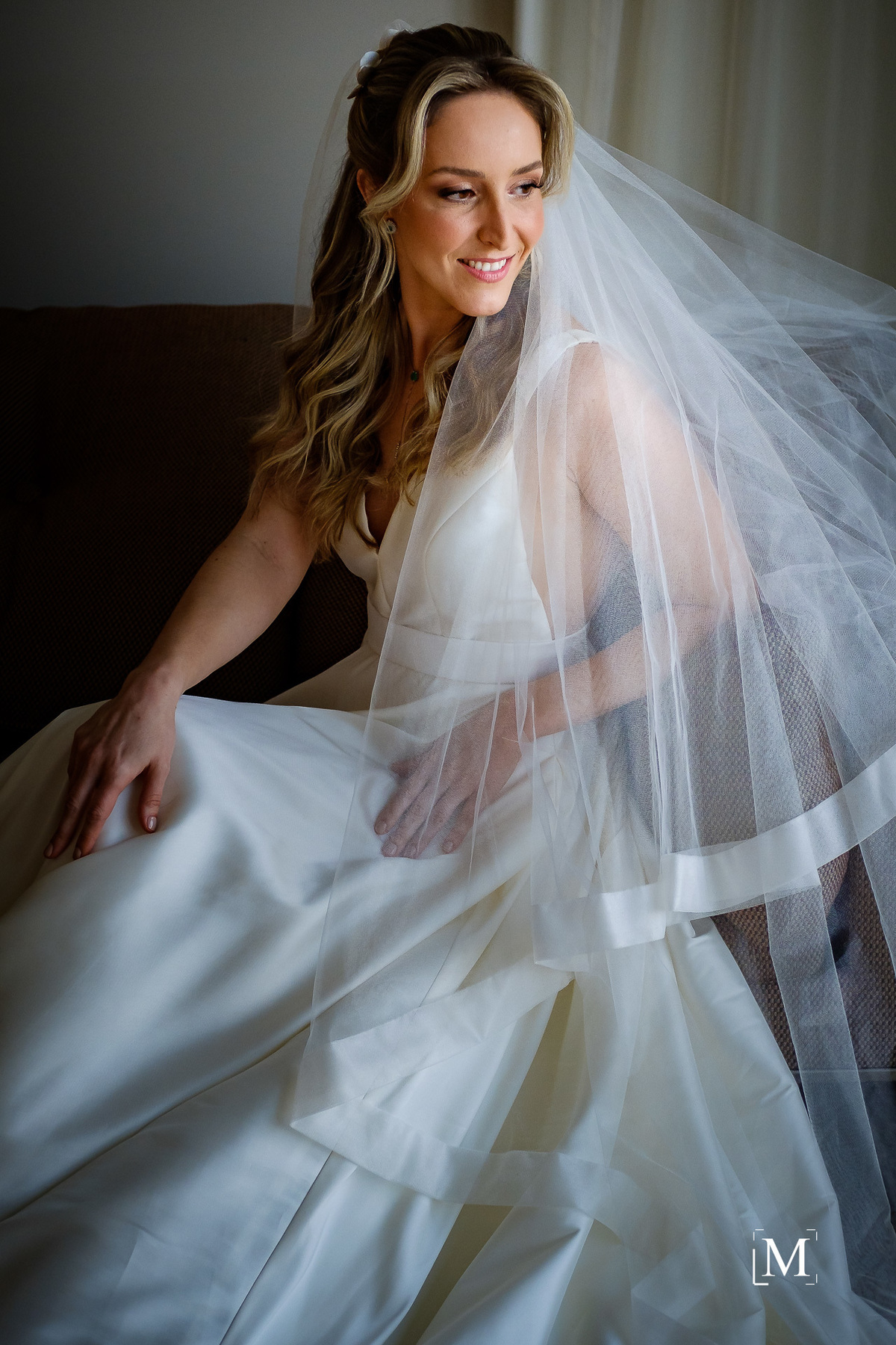 close da noiva sentada na poltrona