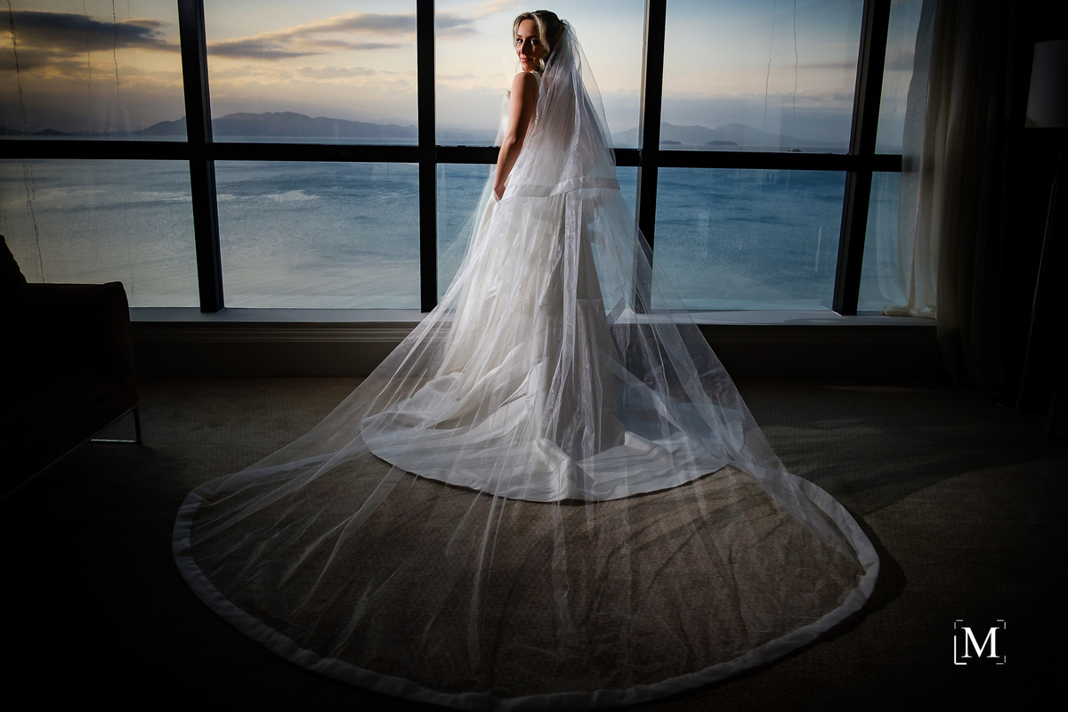 noiva na frente da janela 