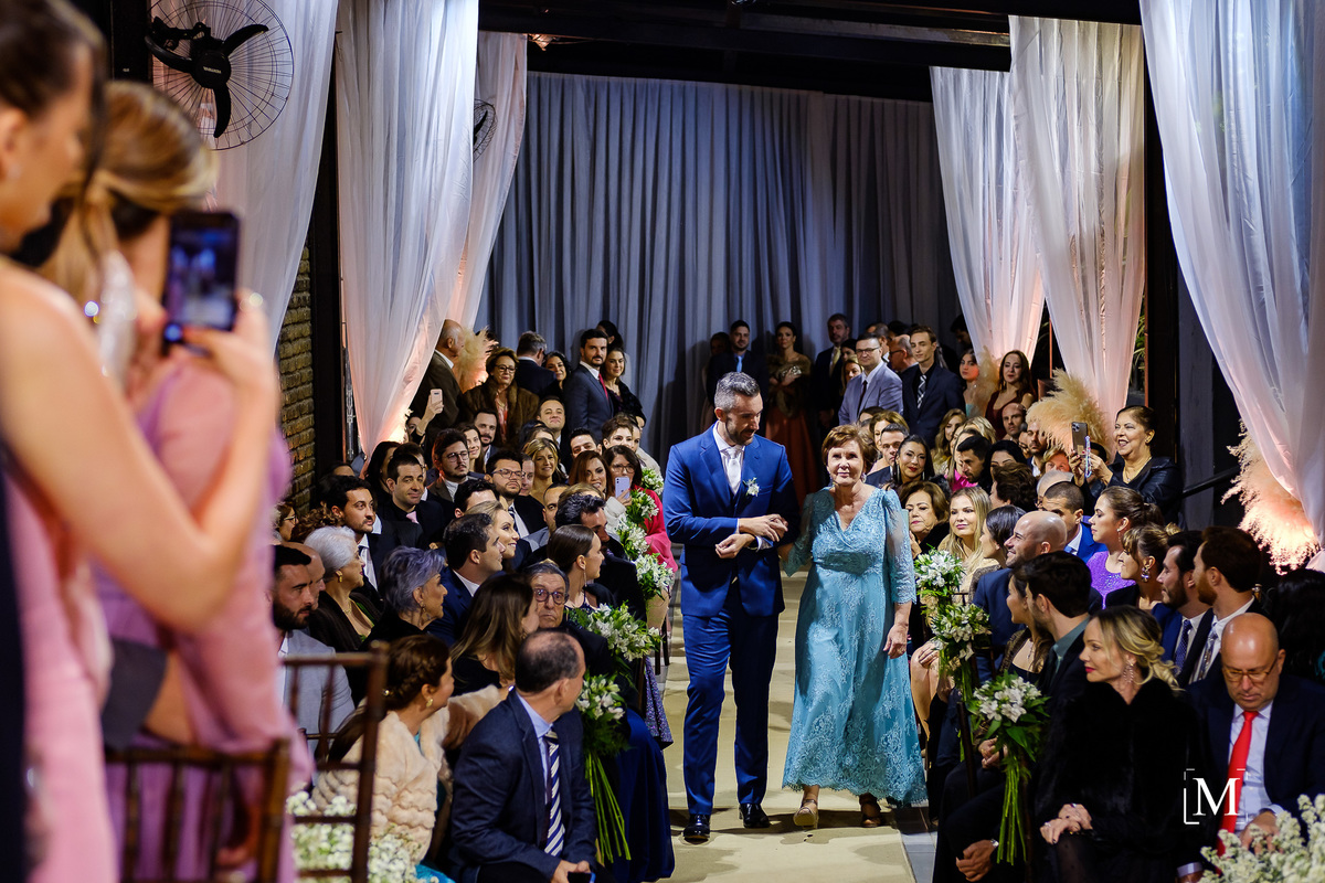 entrega do noivo e sua mãe