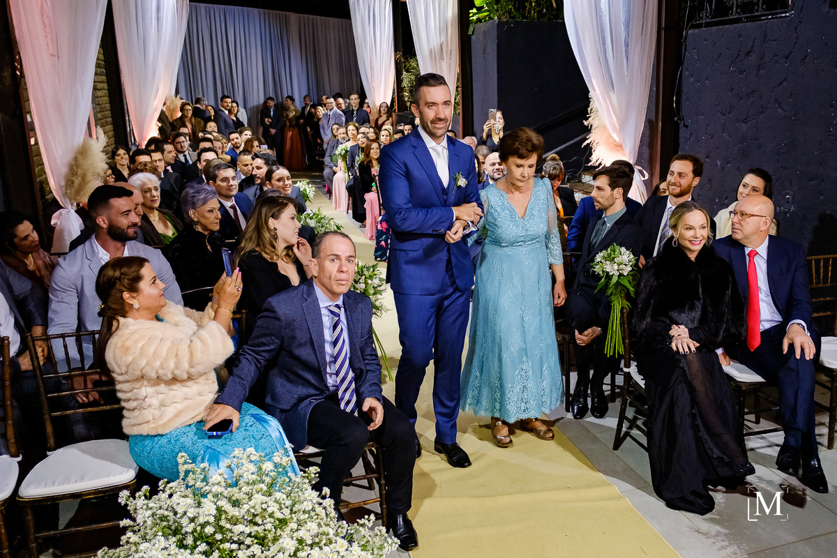 cortejo do noivo e sua mãe entrada da cerimônia