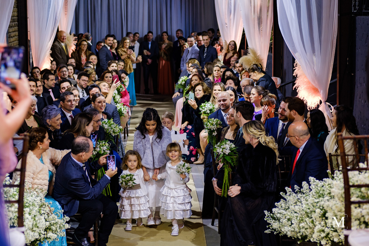 daminhas entrando na cerimônia do casamento